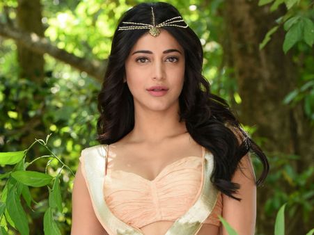 ஸ்ருதி ஒன்னும் சங்கமித்ராவில் இருந்து தானா விலகவில்லை: தயாரிப்பு தரப்பு புது குண்டு