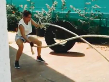 பெரிய கயிறு.. அந்தப் பக்கம் ஒரு இழு.. இந்தப் பக்கம் ஒரு இழு.. வைரலாகும் சோனாக்ஷி எக்சர்ஸைஸ்!