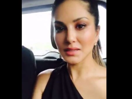 விமான விபத்தில் இருந்து அதிர்ஷ்டவசமாக உயிர் பிழைத்த சன்னி லியோன்