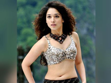 தமன்னாவுக்கு வந்த சோதனையை பாருங்க... 72 வயது 'முதியவரை' காதலிக்கிறாராம்!