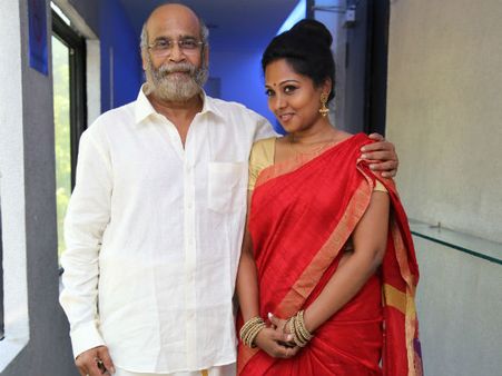 அறிவித்தபடி இன்று தனது ஹீரோயினை திருமணம் செய்தார் வேலு பிரபாகரன்!