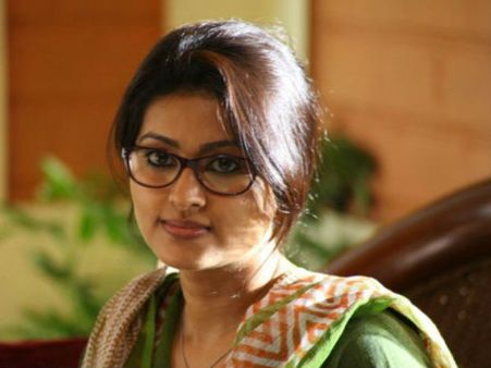 அய்யய்யோ, என்னம்மா சினேகா பப்ளிக்கில் இப்படி பண்ணீட்டீங்களேம்மா!