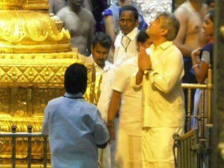 விடிந்தும் விடியாமலும் திருப்பதி ஏழுமலையானை தரிசனம் செய்த அஜீத்