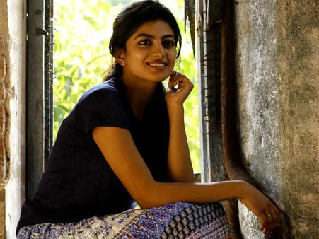 ஷூட்டிங்ஸ்பாட்டில் அம்மா மடியில் உட்காரும் நடிகை