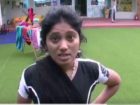 வீட்டுக்கு போகத் துடிக்கும் ஜூலி: அப்ப 'பிக் பாஸ்' அவ்ளோ தானா?