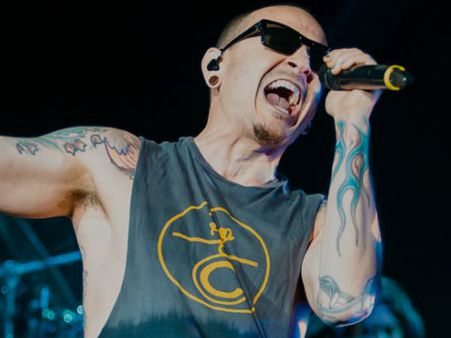 பிரபல பாடகர் தற்கொலை: வீட்டில் பிணமாகக் கண்டுபிடிப்பு