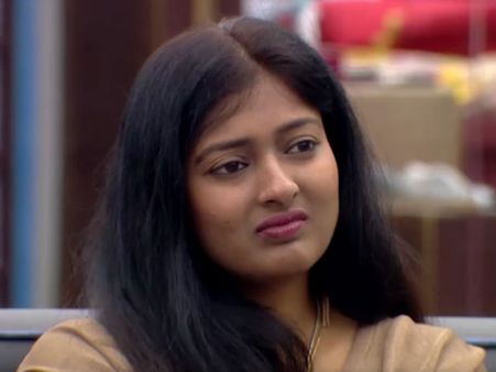 காயத்ரி ஒரு பச்சோந்தி, மோசமான கேரக்டர்: விஜய் சேதுபதி ஹீரோயின் ஆவேசம்