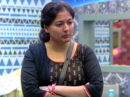 இப்போ காயத்திரிய நல்லவா மாறி காட்டுறாங்களே எதுனா உள்குத்து இருக்குமோ?