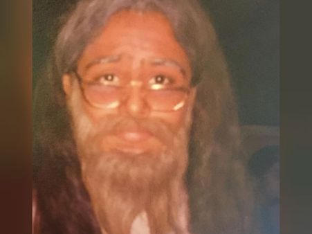 இந்த போட்டோவில் இருப்பது எந்த பிரபலம் என்று கண்டுபிடிங்க பார்ப்போம்?