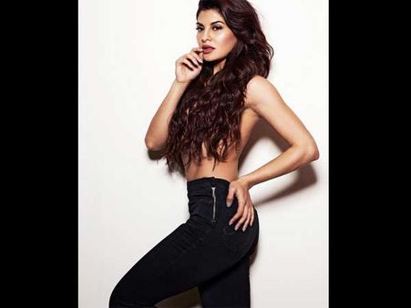 பத்திரிகைக்காக மேலாடை இல்லாமல் போஸ் கொடுத்த பிரபல நடிகை