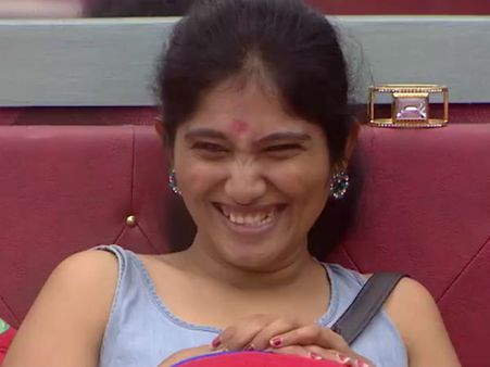 ஜூலியின் சிரிப்பை பார்த்து பயந்து மந்திரிச்சுக்கப் போன பிரபல நடிகை