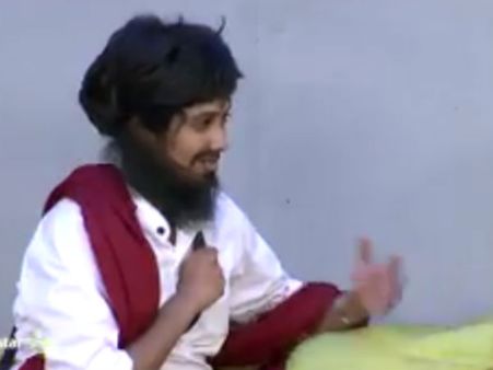 காதல் வந்துருச்சாம்: இந்த புள்ள ஜூலி லூசா, லூசு மாதிரி நடிக்குதான்னே தெரியலையே!