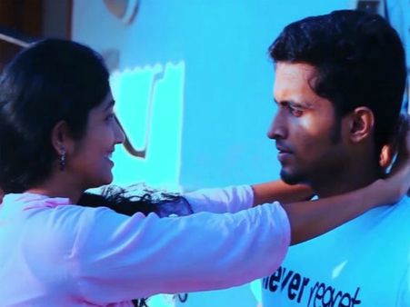 ஜூலியின் 'அந்த' வீடியோவை வெளியிட்ட புண்ணியவானை வாழ்த்தும் பிக் பாஸ்