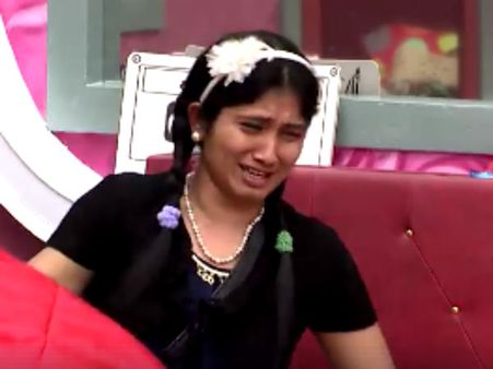 டிஆர்பி டல்லடித்தால் உடனே ஜூலியை கதறி அழவிடுறாங்க பாஸ்!