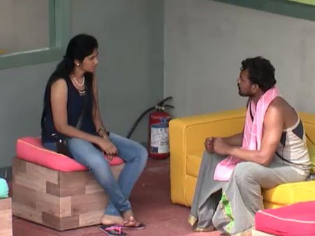 கோள்மூட்டி ஜூலி மீது கோபத்தில் இருக்கும் பரணியின் தங்கச்சி