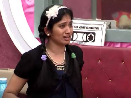 லிட்டர் லிட்டரா நீலிக்கண்ணீர் விடும் ஜூலி: போர் அடிக்குது பிக் பாஸ்