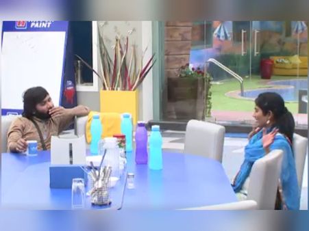 நான் அது இல்ல, ஆளே வேற...: சினேகனிடம் உளறும் ஜூலி