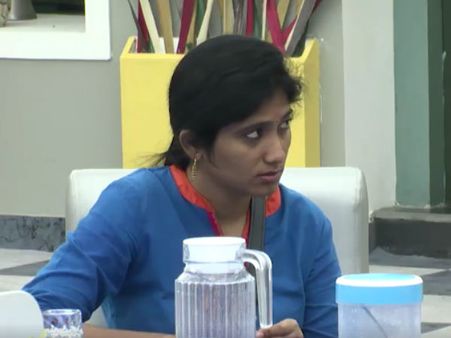 தன் தலையில் தானே மண்ணை அள்ளிப் போட்டுக் கொண்ட ஜூலி!