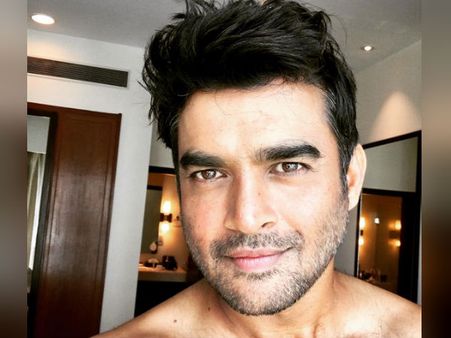 அய்யோ மேடி, இப்படி எங்களை கொல்லாதீங்க: ஒரு செல்ஃபியால் மட்டையான ரசிகைகள்