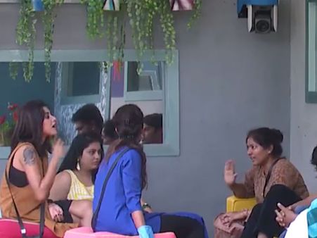 ஜூலி மாதிரி நினைத்து ஓவியாவுடன் மோதி மூக்குடைந்த காயத்ரி ரகுராம்