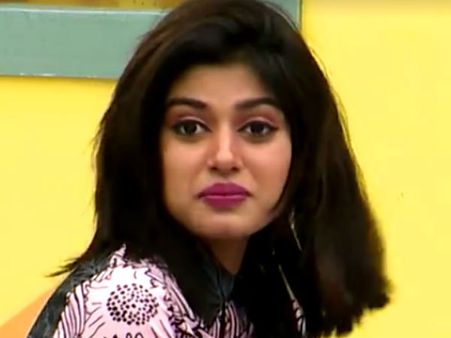 'பிக்பாஸ்காரன் வீட்டினிலே, பாம்புகள் பல்லிகள் நடுவினிலே.. அஞ்சாமலிருக்கும் நம்ம ஓவியா!'