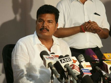 தமிழ் சினிமாவைக் காப்பாத்துங்க!- கதறும் பிரமாண்ட இயக்குநர்