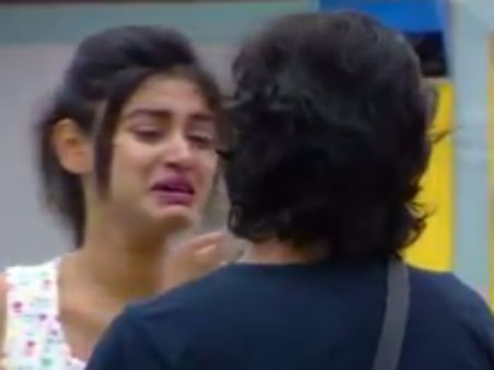 விலகிப் போகும் ஓவியாவை வம்படியாக கட்டிப்புடிக்கும் சினேகன்: கொலவெறியில் #OviyaArmy