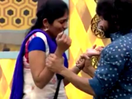 பிக் பாஸ் சினேகன் நடிகைகளை மட்டும் தான் கட்டிப்பிடிப்பாரா?: கலாய்க்கும் எம்.சி.க்கள்