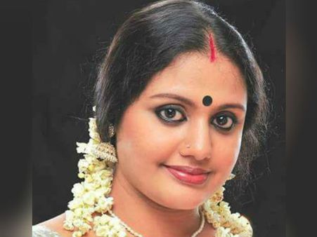 தேசிய விருது பெற்ற இசையமைப்பாளரின் மனைவி மரணம்