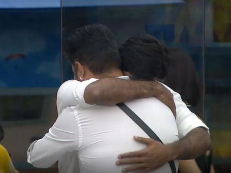 ஓவியாவுக்கு ஃபீலிங்ஸ் இல்ல, ஆனால் சக்திக்காக குமுறிக் குமுறி அழுத ஆரவ்