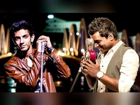 இவரு பாட... அவரு மியூசிக் போட... ஒரே கூத்துதான் போங்க!