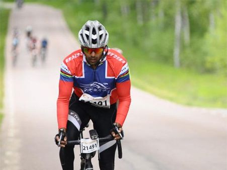 லண்டன் டு எடின்பர்க்.... ஆர்யாவின் சைக்கிள் பயணம்... ஸ்பான்சர் ரஜினியின் 2.0!