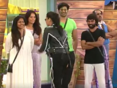 ஓவியாவை கூட்டிட்டு வரச்சொன்னா பிக் பாஸ் யாரை அழைச்சுட்டு வந்திருக்கார்னு பாருங்க!