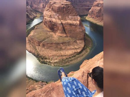 ஆத்தாடி, காலைக் கொண்டு போய் எங்க வச்சிருக்கு பாருங்க இந்த சின்மயி!