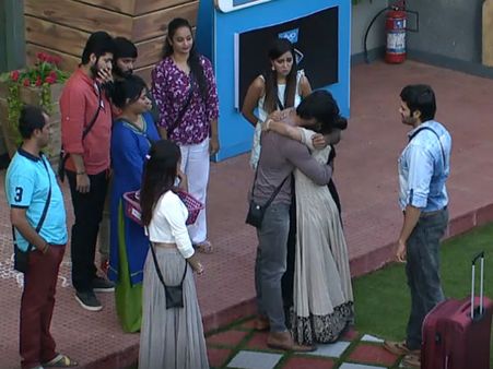 அன்பு முத்தம் கொடுத்து, பாச முத்தம் வாங்கிய காயத்ரி: கடுப்பில் பார்வையாளர்கள்