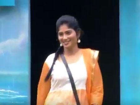 மீண்டும் பிக் பாஸ் வீட்டில் ஜூலி, குண்டு ஆர்த்தி: கொலவெறியில் ஓவியா ஆர்மி