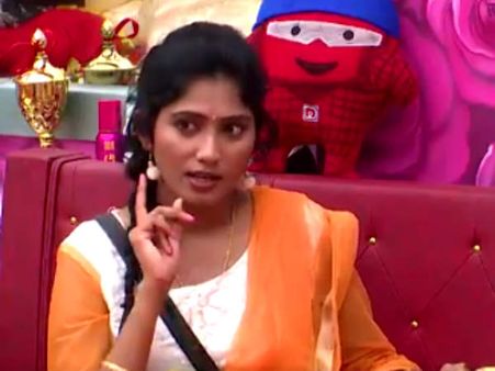 பிக் பாஸ் வீட்டிற்குள் வந்தவுடன் வேலையை காட்டும் ஜூலி