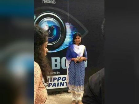 பிக்பாஸ் நிகழ்ச்சியில் இருந்து ஜூலி வெளியேறுகிறார்... வைரலாகும் படம்...