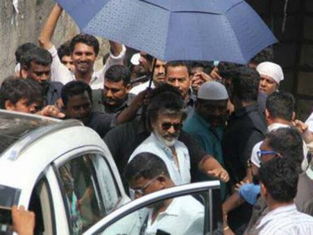 தொடங்கியது காலா படப்பிடிப்பு... ஃபெப்சி தொழிலாளர்கள் பணியாற்ற, ரஜினி நடித்தார்!