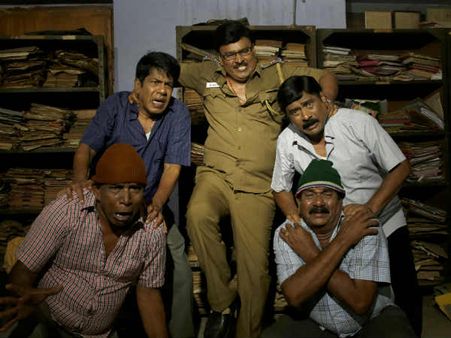 6 இயக்குநர்கள், 4500 துணை நடிகர்கள்... 'கிளம்பிட்டாங்கய்யா கிளம்பிட்டாங்கய்யா'!