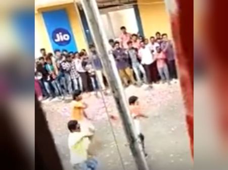 அட்லீ கண்ணில் மண்ணைத் தூவி இன்டர்நெட்டில் கசிந்த மெர்சல் பாடல் வீடியோ