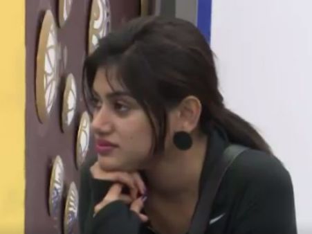 பிக்பாஸ் வீட்டிலிருந்து வெளியேறினார் ஓவியா... தொடர்ந்து தங்க வைக்க பேச்சுவார்த்தை!