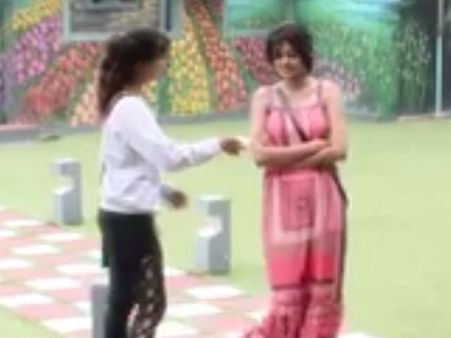 உண்ணாவிரதம் இருக்கும் ஓவியா, பிக் பாஸில் இருந்து வெளியேறுகிறாரா?