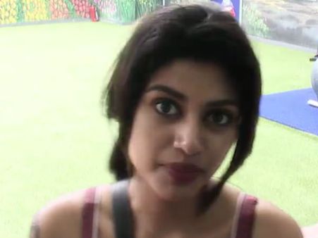 குறையாத மன அழுத்தம்... நட்சத்திர ஹோட்டலில் ஓவியா... 'போதும் வெளிய வந்துடும்மா'!