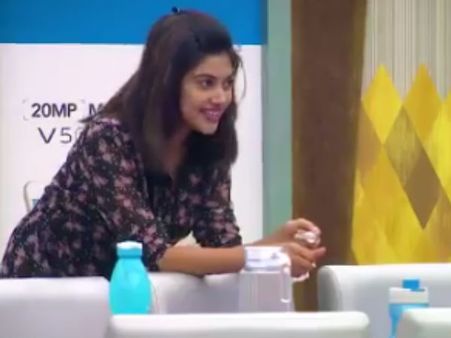 மகிழ்ச்சி: ரஜினி மாதிரி சிரித்துக் கொண்டே பன்ச் டயலாக் பேசும் ஓவியா