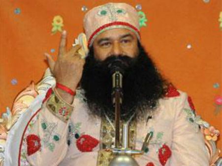 போலிச் சாமியார்களே... குர்மீத் சிங்குக்கு கம்பெனி கொடுங்க! - பாடகி விளாசல்