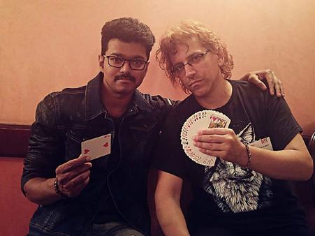 மேஜிக் கலைஞராக விஜய்... போட்டு உடைத்த ட்வீட்!