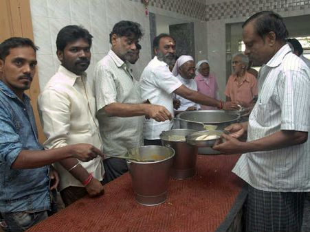 ஆதரவற்ற முதியோர் இல்லத்தில் விஷால் பிறந்த நாள் கொண்டாட்டம்!