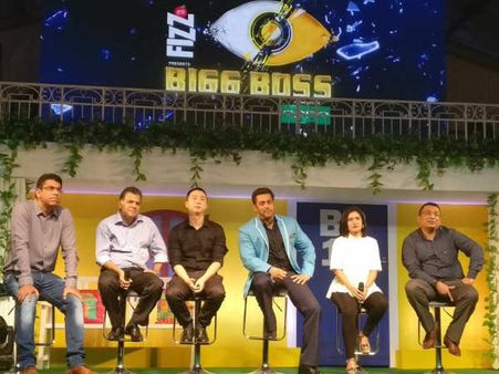 'அவர்' தொகுத்து வழங்க மாட்டேன்னு அடம்பிடித்தும் விடாமல் அழைத்து வந்த பிக் பாஸ்