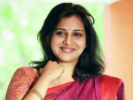 வறுத்தெடுத்த மம்மூட்டி ரசிகர்கள்: கண்ணீர் மல்க மன்னிப்பு கேட்ட ஜிமிக்கி கம்மல் நடிகை